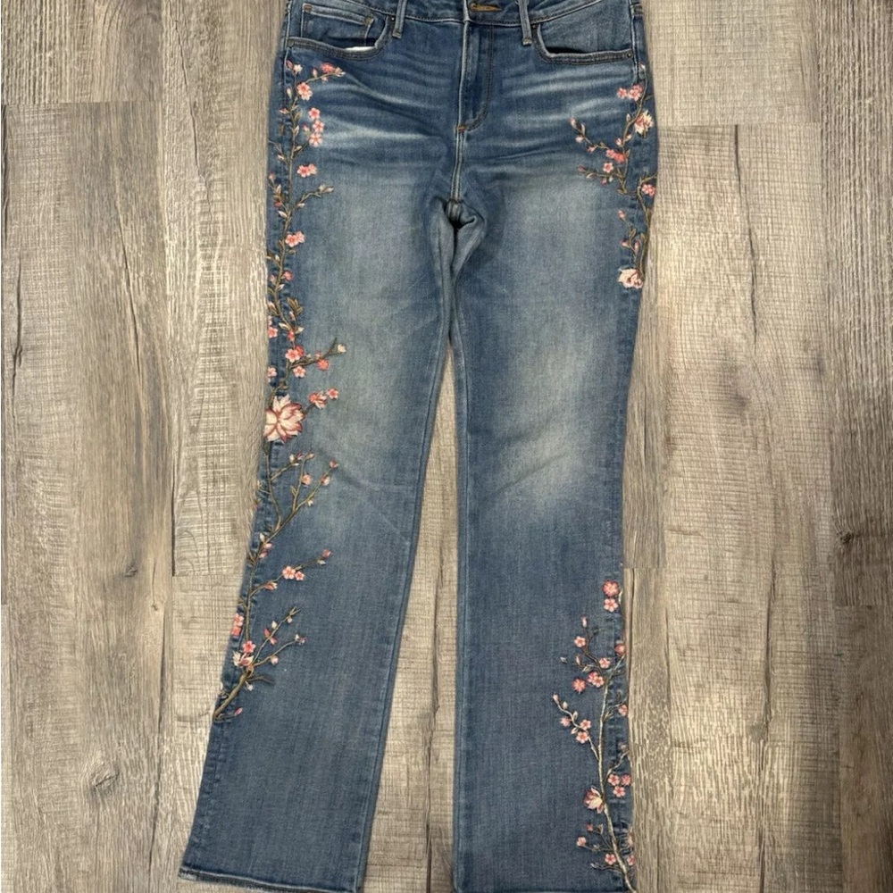Driftwood women’s 28x33 Kelly bootcut floral embroidered light wash jean